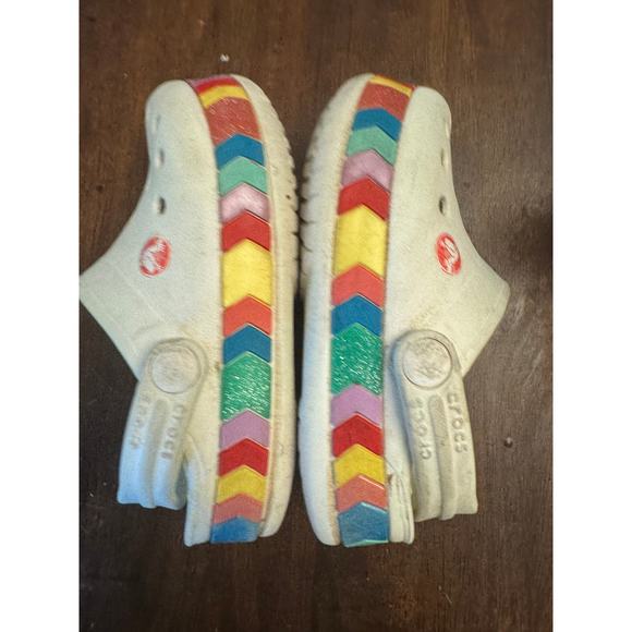 White and rainbow cheveron kids Crocs clogs size 7 - Picture 3 of 5